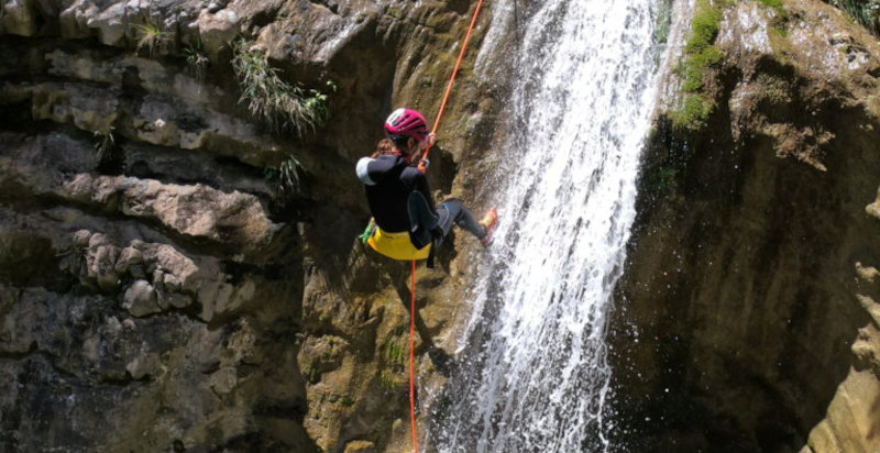 Teilnehmer beim Sprung ins Wasserbecken in der Nähe von Brescia