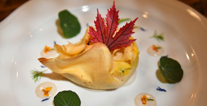 Elegante Details des Abendessens an Bord der Galeone