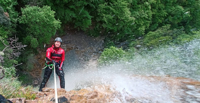Abseilen beim Canyoning-Abenteuer in Puchberg am Schneeberg