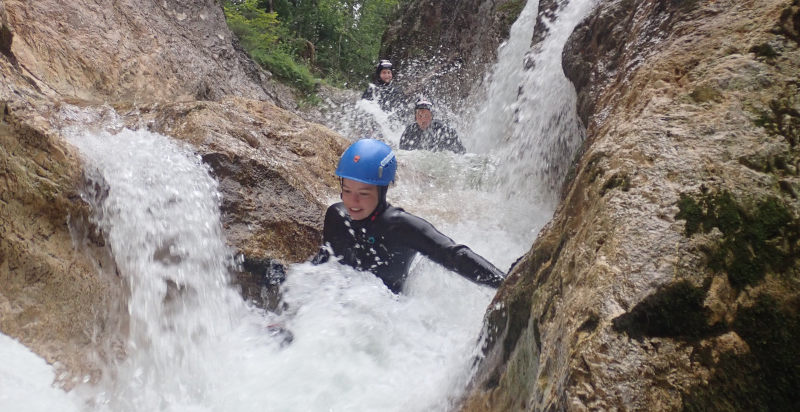 Outdoor-Erlebnis mit Rutschen, Klettern und Springen im Fluss
