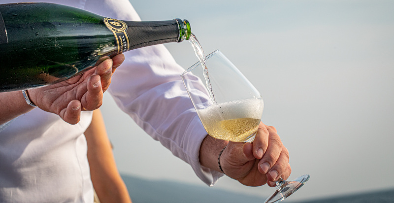 Aperitif auf dem Segelboot mit Blick auf den Gardasee