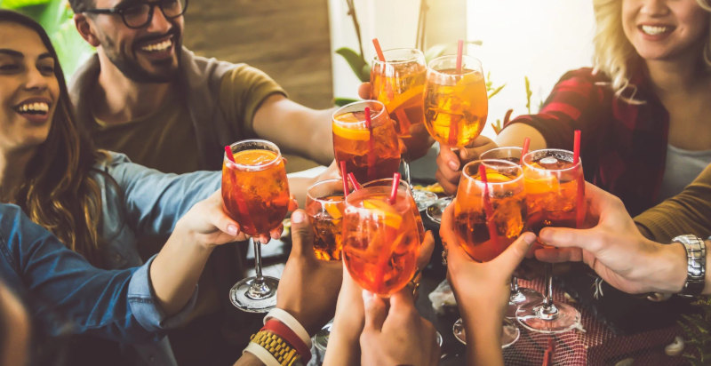 Aperitif während einer Streetfood-Tour in Turin