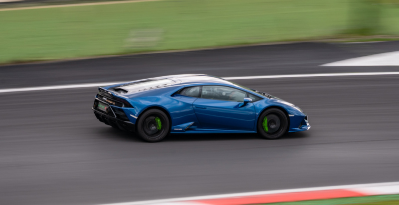 Lamborghini auf der Rennstrecke Modena für Geschwindigkeit und Spaß