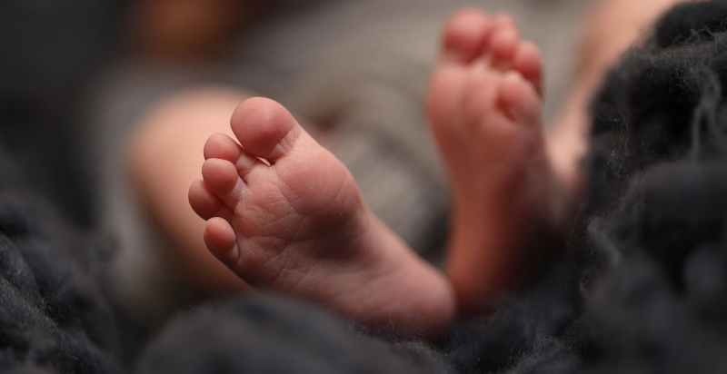 Detailaufnahme Babyfüße beim professionellen Fotoshooting in Wien