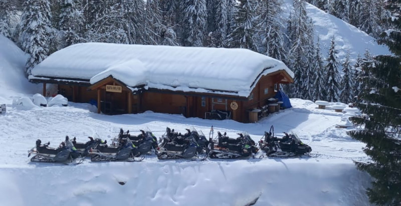 Baita Belfud in Foppolo mit geparkten Schneemobilen