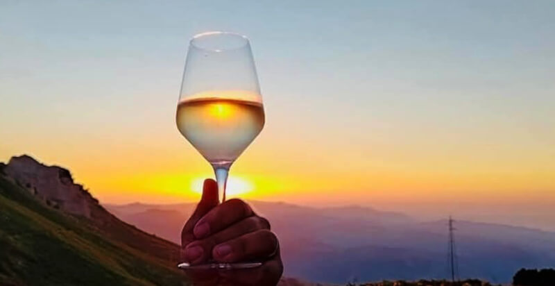 Weinglas im Sonnenuntergang in Novara di Sicilia im Restaurant Il Castello