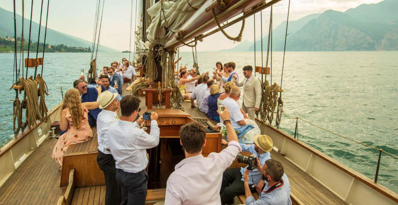 Anstoßen auf einem Segelboot am Gardasee