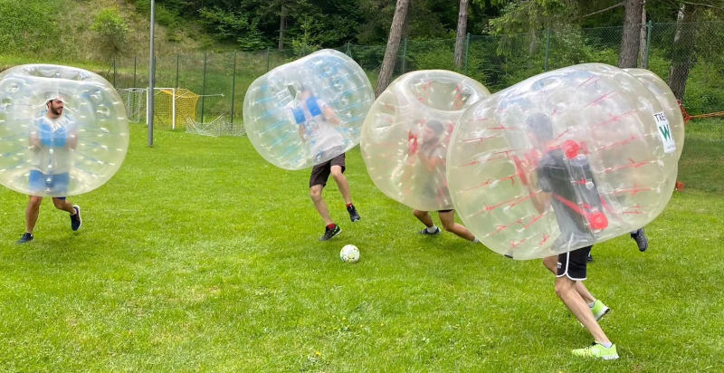 Bubble Fußball-Spiel im Val di Sole, Trentino, mit Freunden.