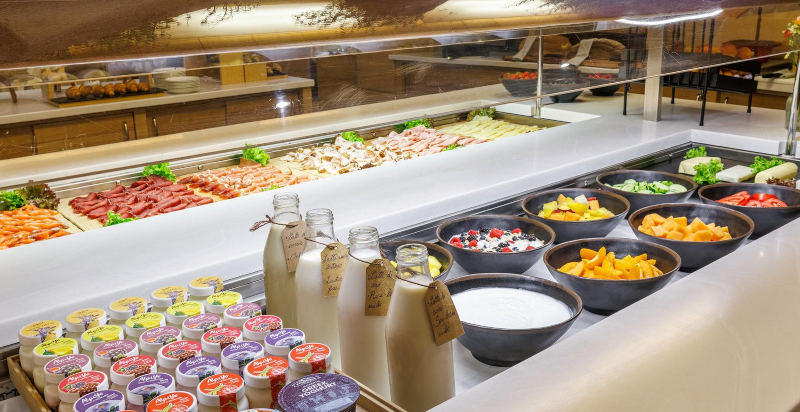 Frühstücksbuffet im Hotel Lac Salin mit großer Auswahl an Spezialitäten in Livigno