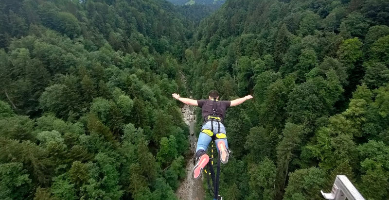 Freier Fall beim Bungeejumping in Lingenau inmitten der Natur