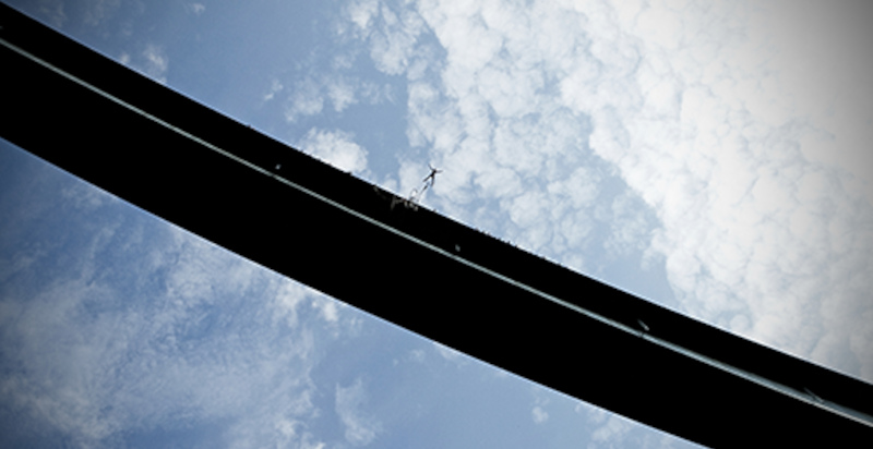 Bungy Springen in Lingenau im Moment des hoechsten Adrenalinkicks