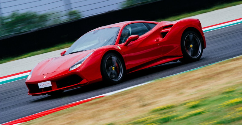 Geschenkgutschein für eine Fahrt mit einem Ferrari 488 GTB auf der Rennstrecke in Vairano 