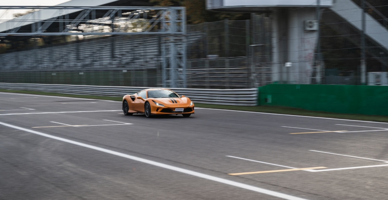 Geschenkgutschein für ein Ferrari F8 Tributo-Fahrerlebnis in Vairano