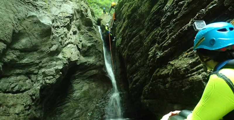 Spektakuläre Naturkulisse mit Wasserfällen beim Canyoning in Garfagnana