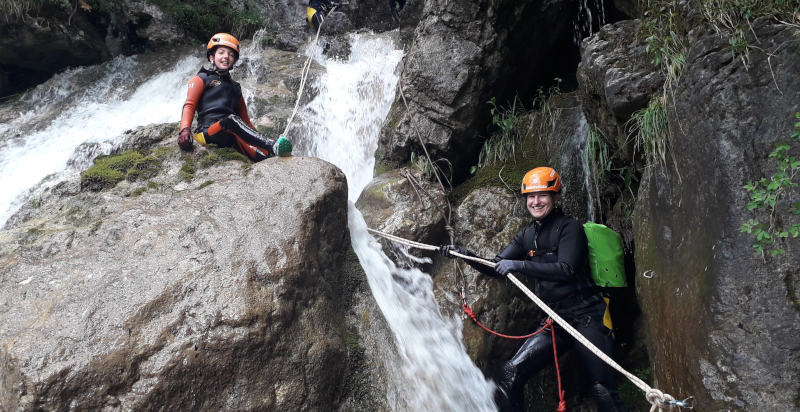 Canyoning durch Wasserfälle in Niederösterreich mit Guide