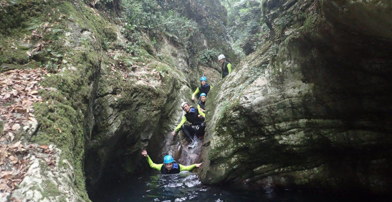 Canyoning Gruppe beim Rutschen entlang des Serrano-Baches