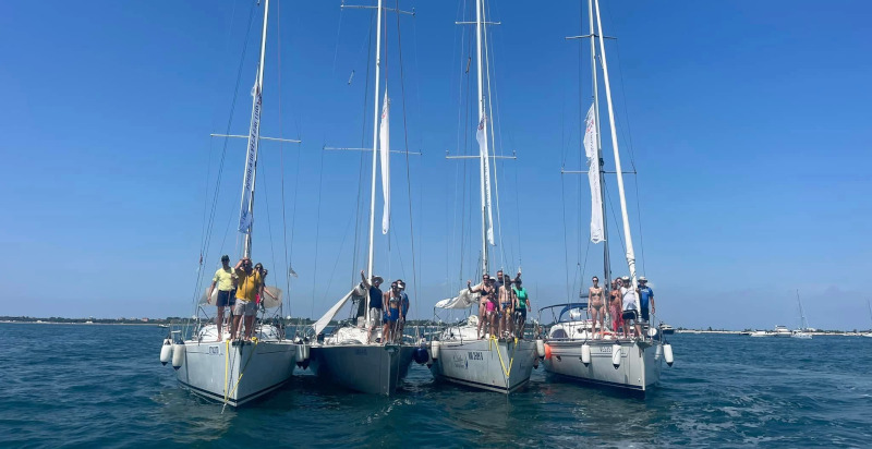 Blick auf die Adriaküste von Caorle mit Segelboot