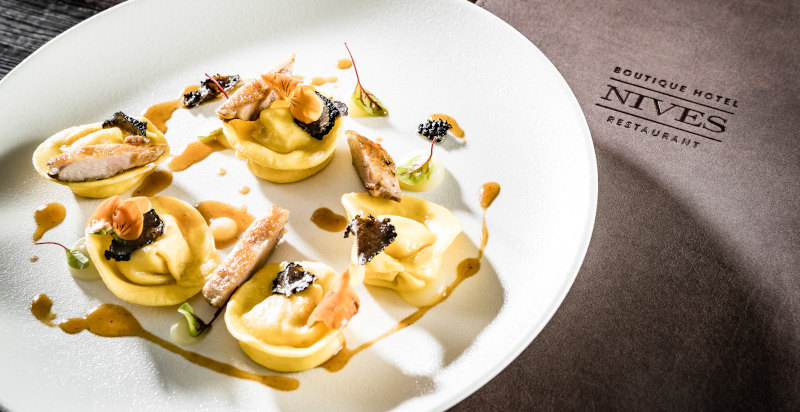 Hausgemachte gefüllte Ravioli mit Bergkräutern