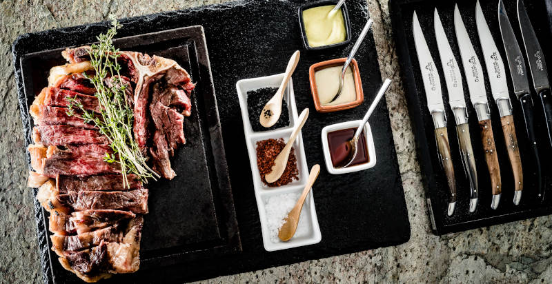 Südtiroler Fleisch serviert mit verschiedenen Salzen und Saucen im Restaurant Nives
