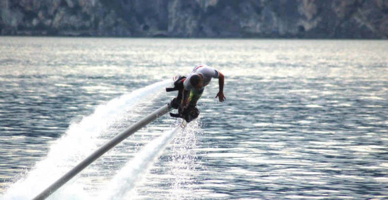 Flyboarding in Tignale am Gardasee: Akrobatik und Spaß auf dem Wasser