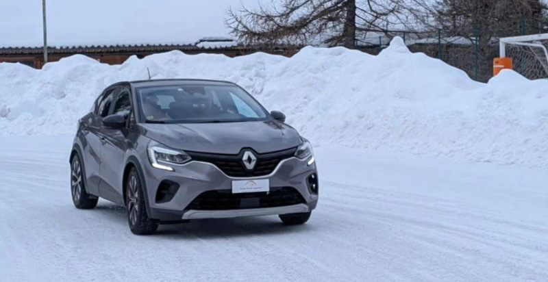 Autofahren lernen beim Fahrsicherheitstraining auf Eis und Schnee
