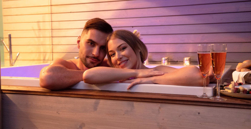Romantischer Wellnessmoment zu zweit im stilvollen Hotel-SPA