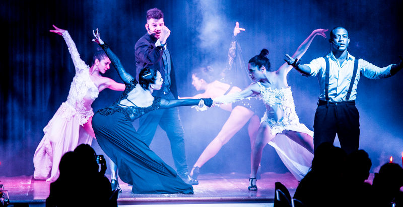 Grand Show Magic mit Sängern und Tänzern