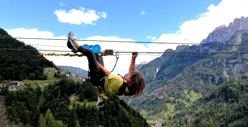 Zipline in der Provinz Belluno mit Blick auf die venezianischen Berge und Täler.