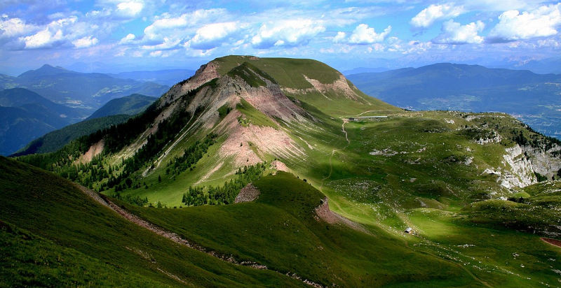 Rundflug mit dem Helikopter über die Alpenlandschaft in Italien
