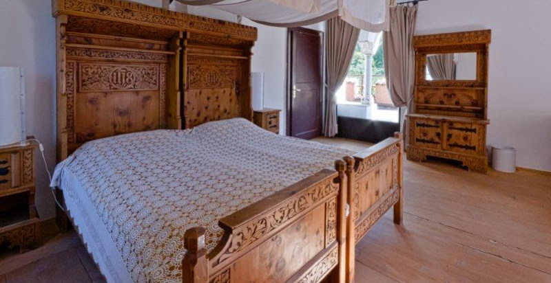 Historische und entspannende Atmosphäre im Inneren von Schloss Pienzenau in Meran