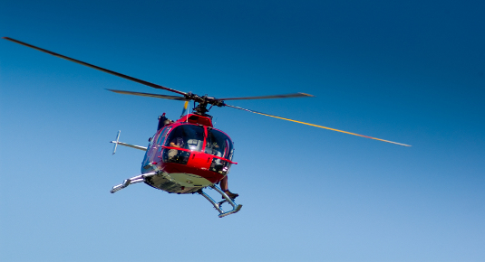 Hubschrauber fliegt über den Himmel in der Region Mailand