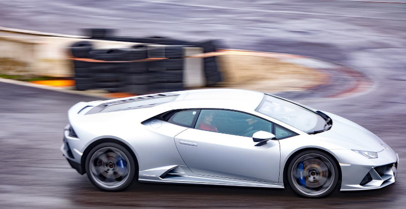 Kinder erleben eine Lamborghini Mitfahrt auf der Rennstrecke mit professionellem Fahrer