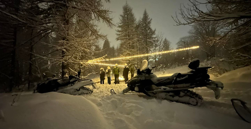 Gruppe von Teilnehmern auf Motorschlitten in Pragelato