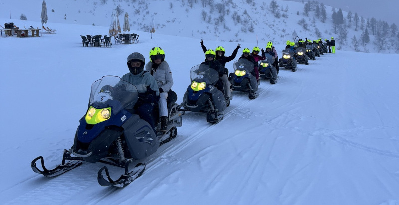 Schneemobil Tour im Val Brembana zwischen Wäldern und Bergen