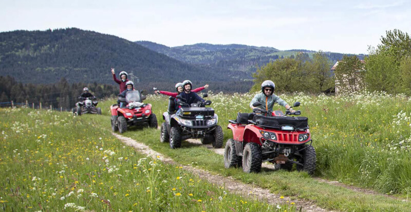 Quad Tour Fahrt durch Weg in Wiese Nähe Asiago