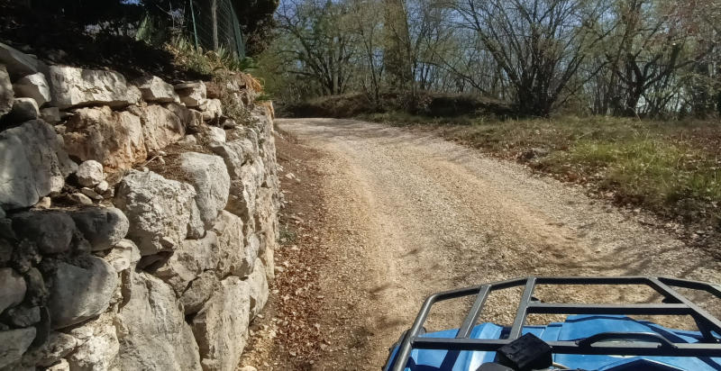 Outdoor-Erlebnis mit dem Quad durch die Naturlandschaften und unbefestigten Straßen des Gardasees.