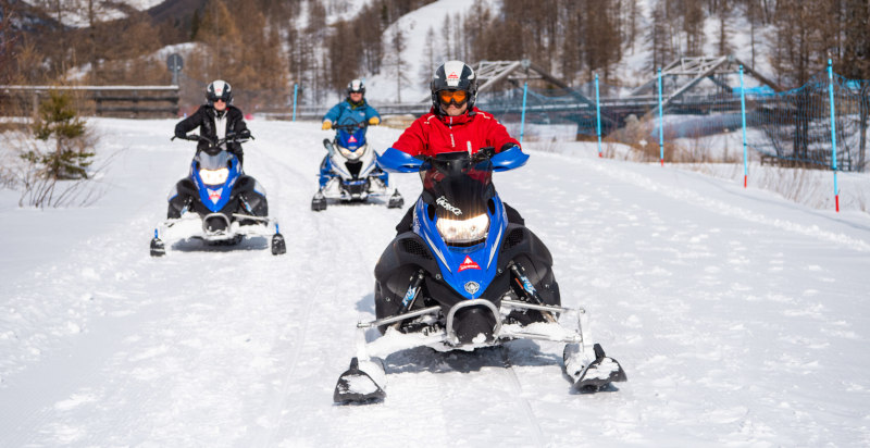 Gruppe auf Schneemobil Tour im Vialattea Skigebiet