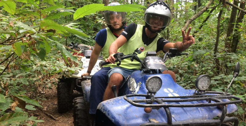 Quad-Abenteuer auf Waldwegen in Varese, Lombardei