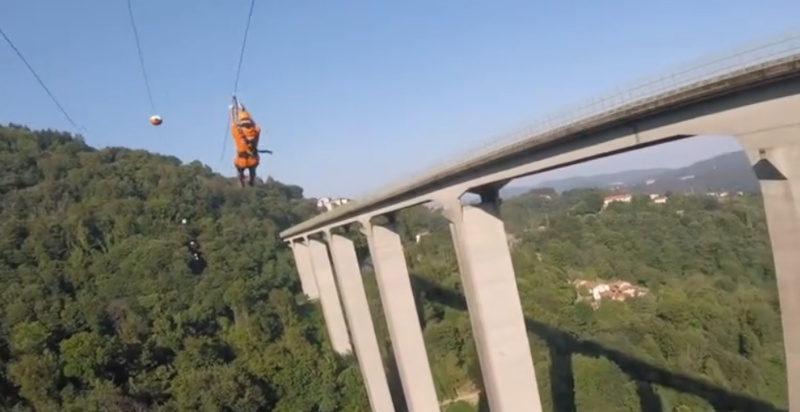 Person beim Zipline-Flug in Veglio in 150 Metern Höhe im Piemont.