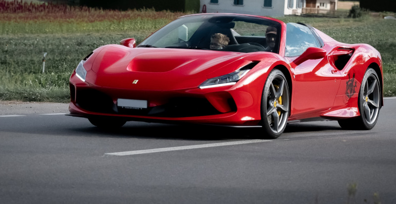 Ein exklusives Rennstrecken-Fahrabenteuer im Ferrari F8 Tributo nahe Venedig an der Adria