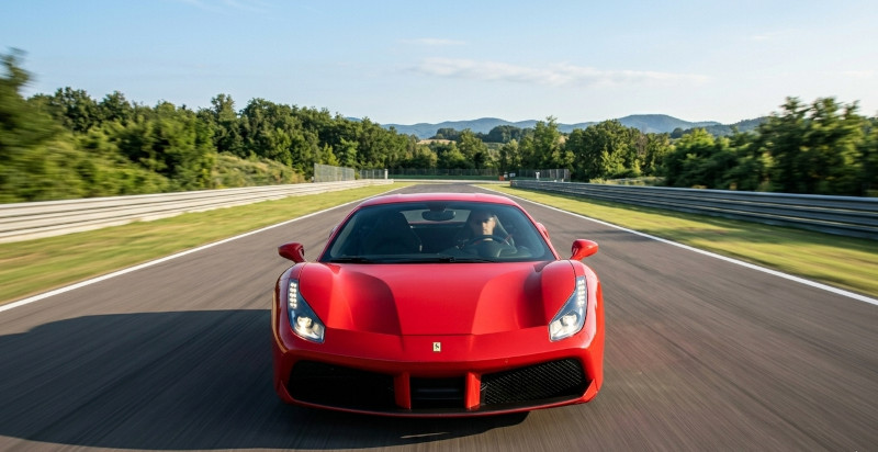 Ein Erlebnis für Kinder als Mitfahrer in einem Ferrari in Varano