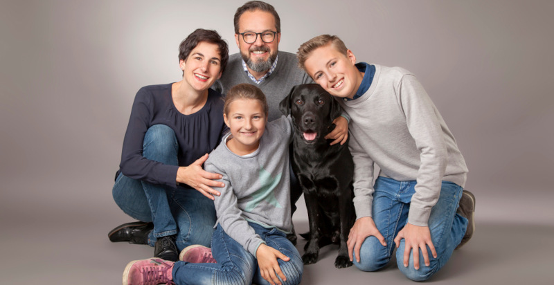 Glückliche Familie beim Fotoshooting im Fotostudio Graz