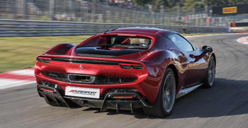 Ferrari 296 GTB auf der nach Enzo und Dino Ferrari benannten Rennstrecke