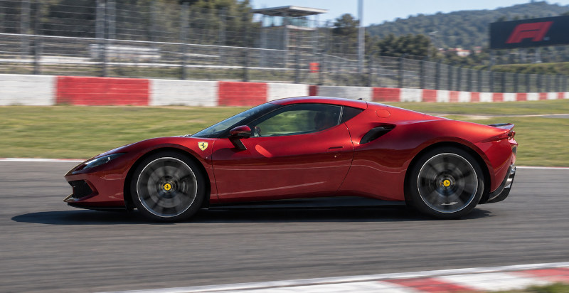 Ferrari 296 GTB auf der Piste des Autodromo Internazionale del Mugello