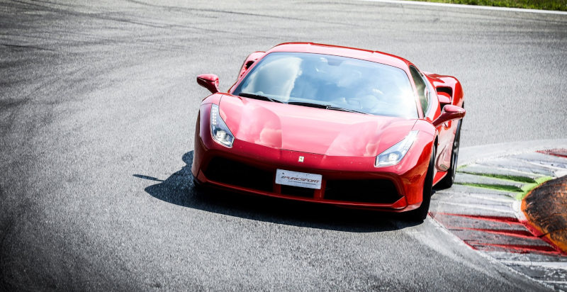 Ferrari 488 GTB auf der Rennstrecke Cremona bei einem exklusiven Fahrerlebnis