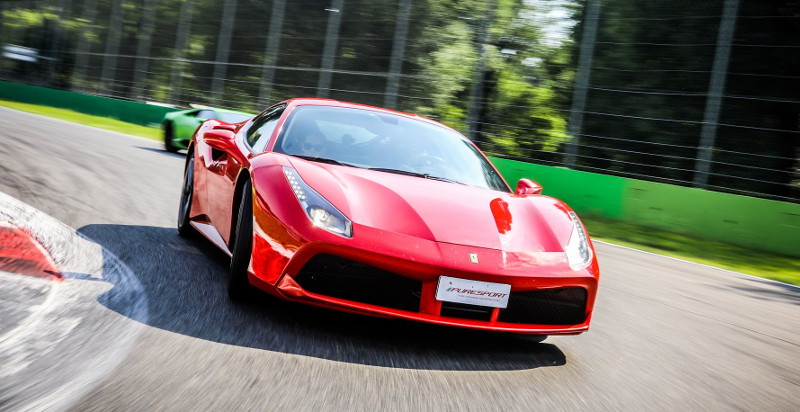 Ferrari 488 GTB in einer Kurve der Rennstrecke San Martino del Lago beim sportlichen Fahren