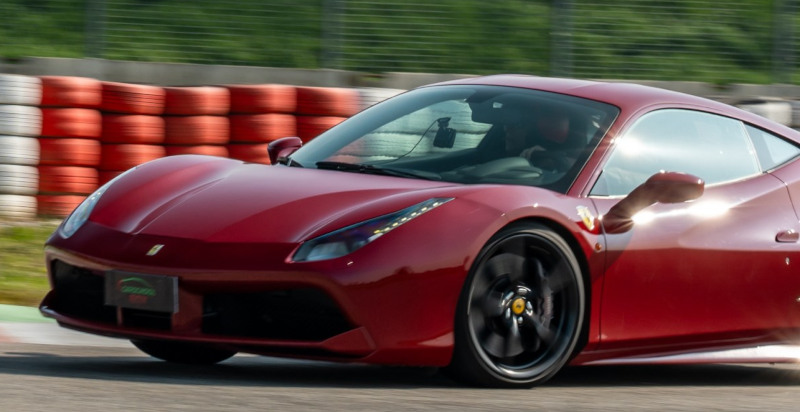 Die Ferrari 488 GTB selbst fahren auf der Rennstrecke Modena