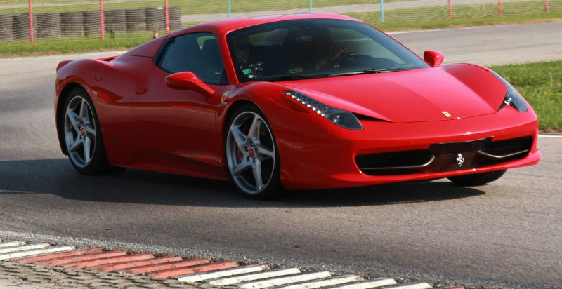 Ferrari 458 Italia Fahrerlebnis auf der Rennstrecke bei Turin