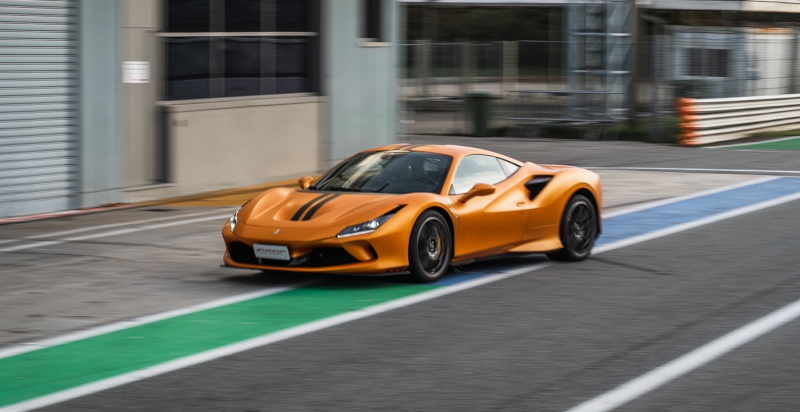 Ferrari fahren auf der Rennstrecke von Monza