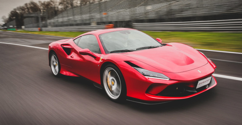 Roter Ferrari F8 Tributo auf der Rennstrecke in Monza